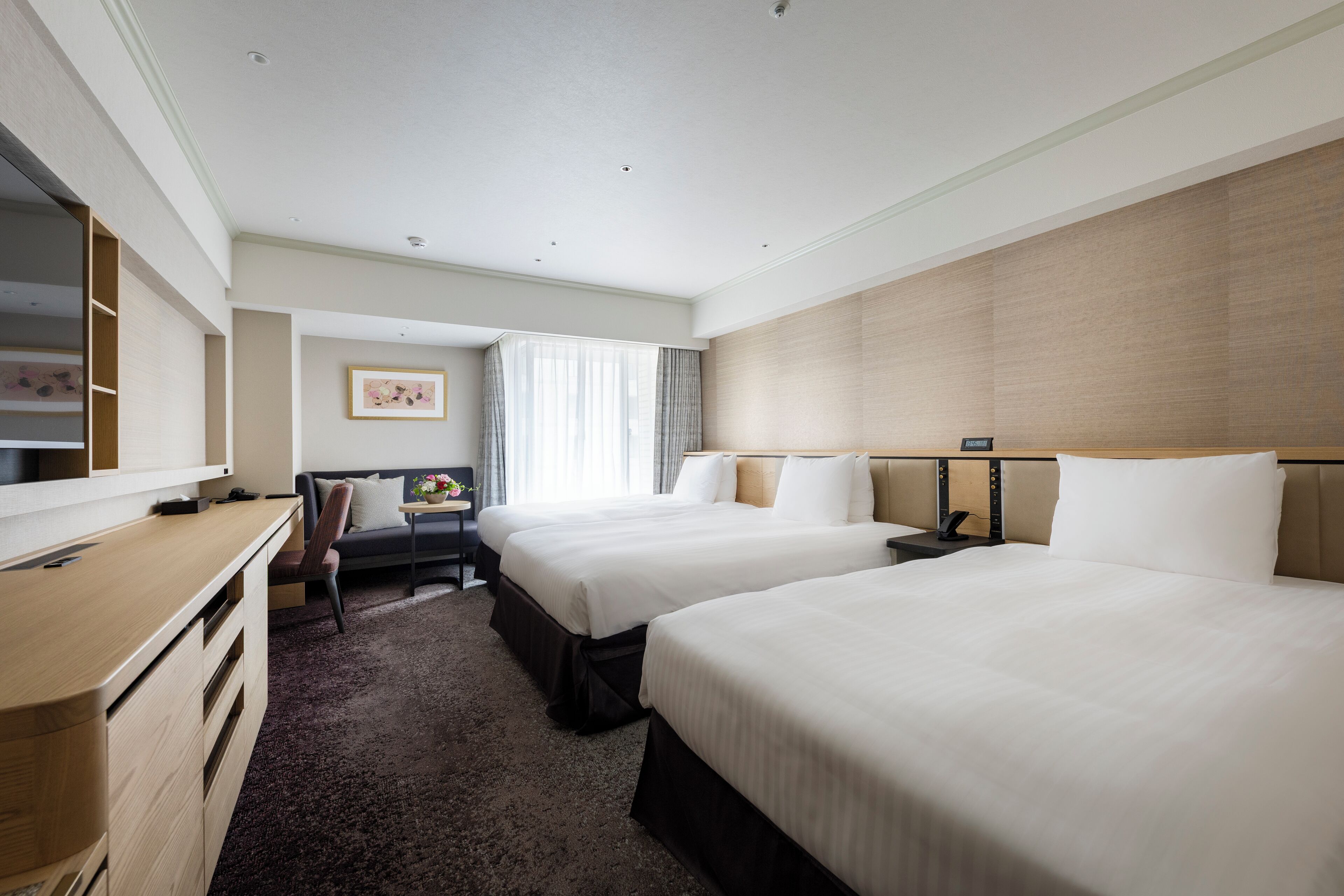 Driepersoonskamer, niet-roken | Een minibar, een kluis op de kamer, een bureau