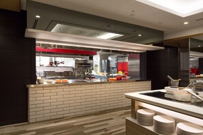 6 restaurants; breakfast, lunch, and dinner served