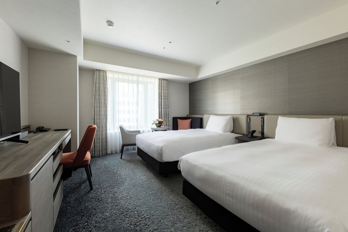 Minibar, coffres-forts dans les chambres, bureau