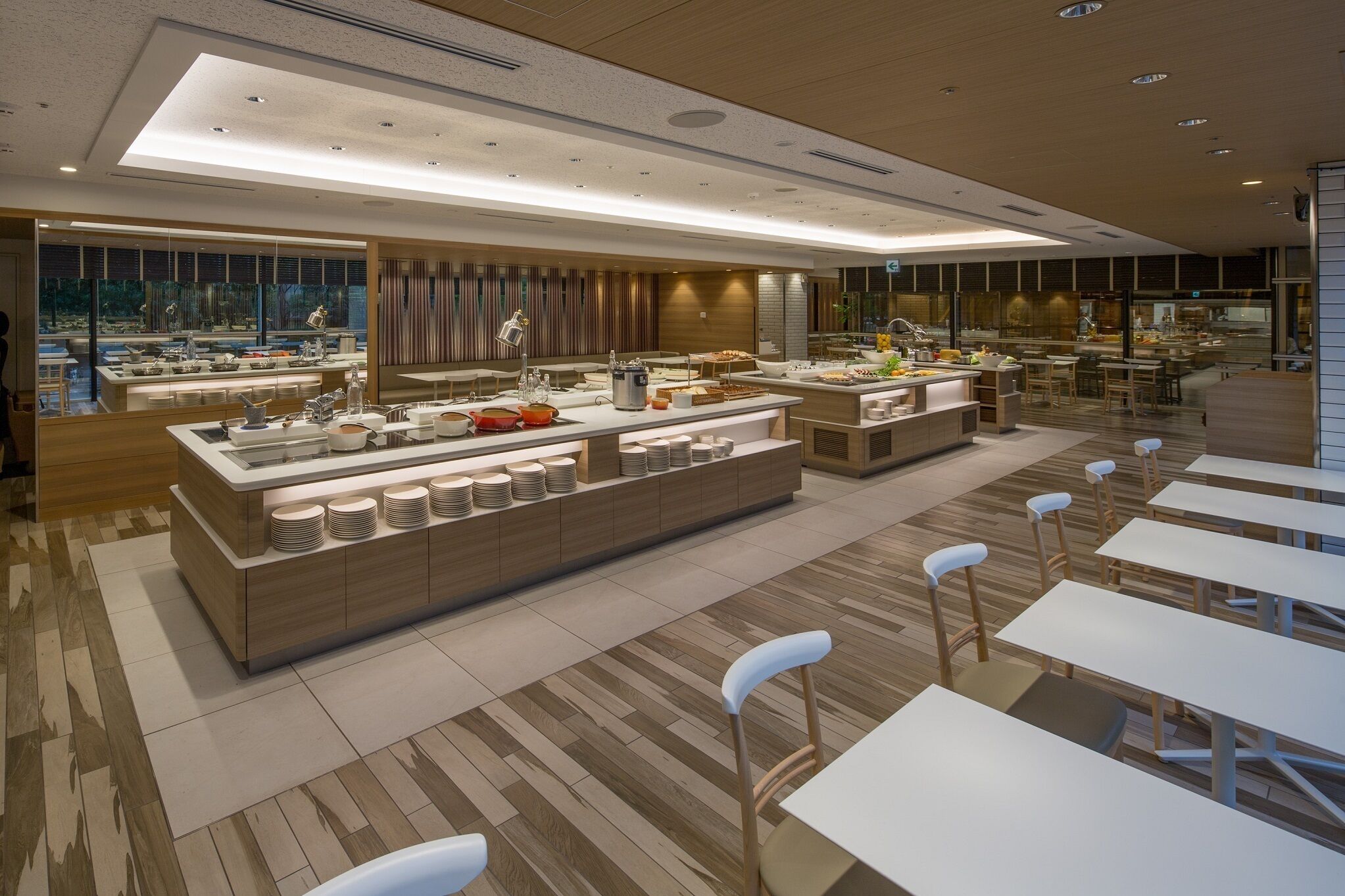 6 間餐廳，供應早餐、午餐和晚餐，法國料理