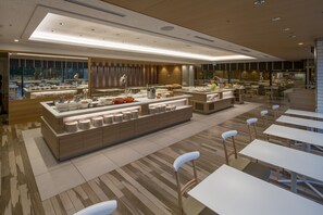 6 間餐廳，供應早餐、午餐和晚餐，法國料理