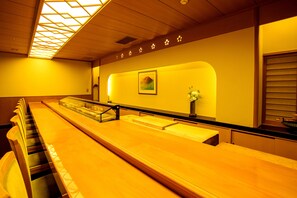 6 restaurants, breakfast, lunch, dinner served; French cuisine 