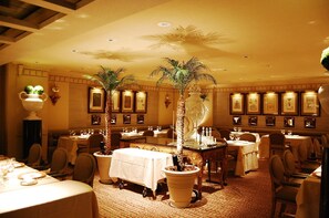 6 restaurants, breakfast, lunch, dinner served; French cuisine - Hotel Nikko Fukuoka (Fukuoka)