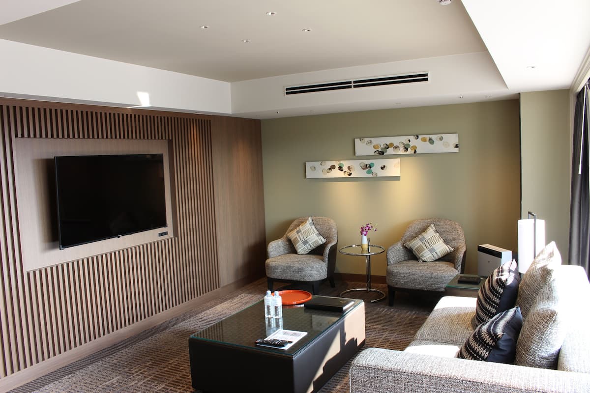 Executive-Doppelzimmer, Nichtraucher, Gartenblick (Suite Room) | Wohnbereich | 0-Zoll-Flachbildfernseher mit Kabelempfang, Fernseher, DVD-Player
