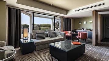 Kamar Double Eksekutif, Bebas Asap Rokok, pemandangan kebun (Suite Room) | Minibar, brankas, meja kerja, dan setrika/meja setrika