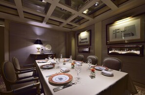 6 restaurants; breakfast, lunch, and dinner served