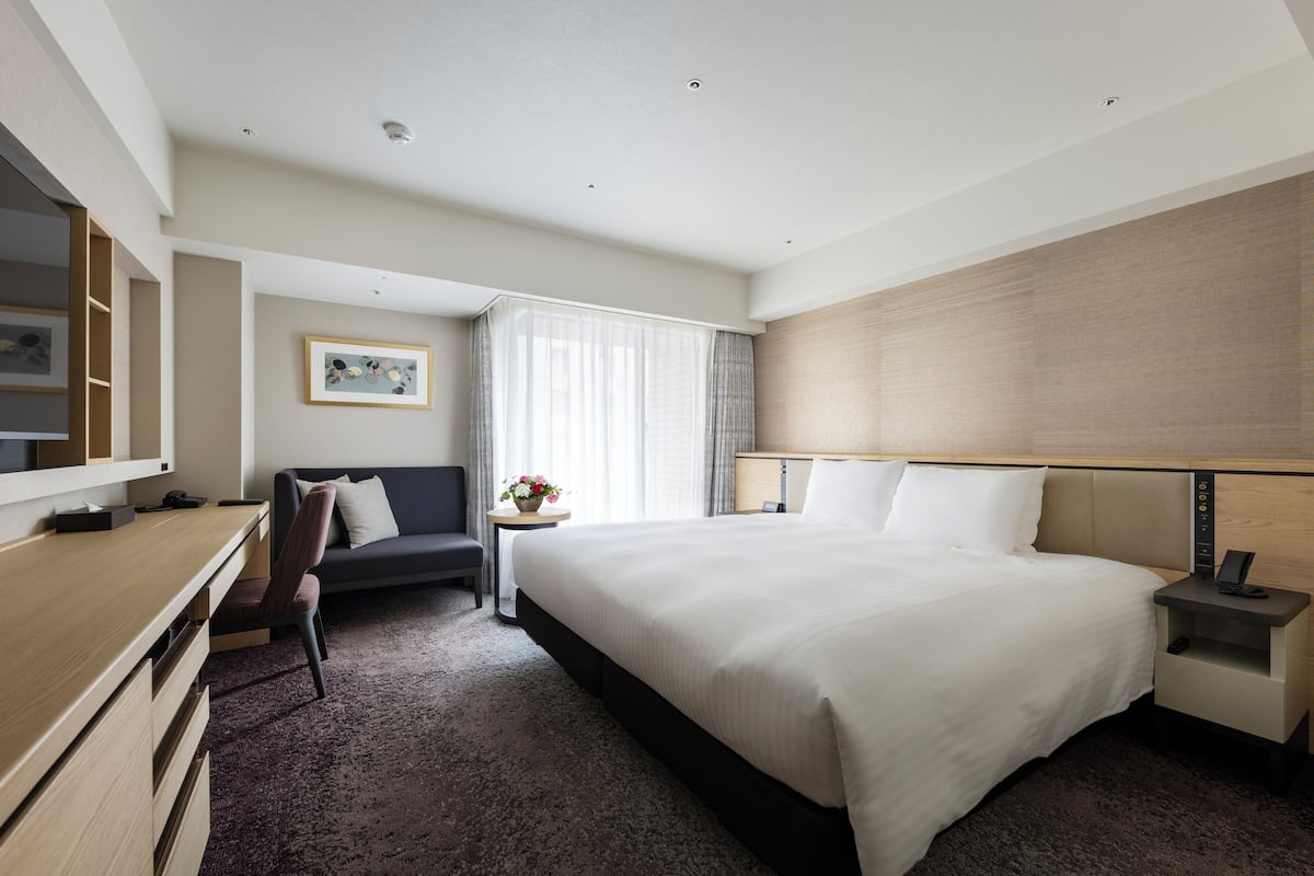 Minibar, coffres-forts dans les chambres, bureau