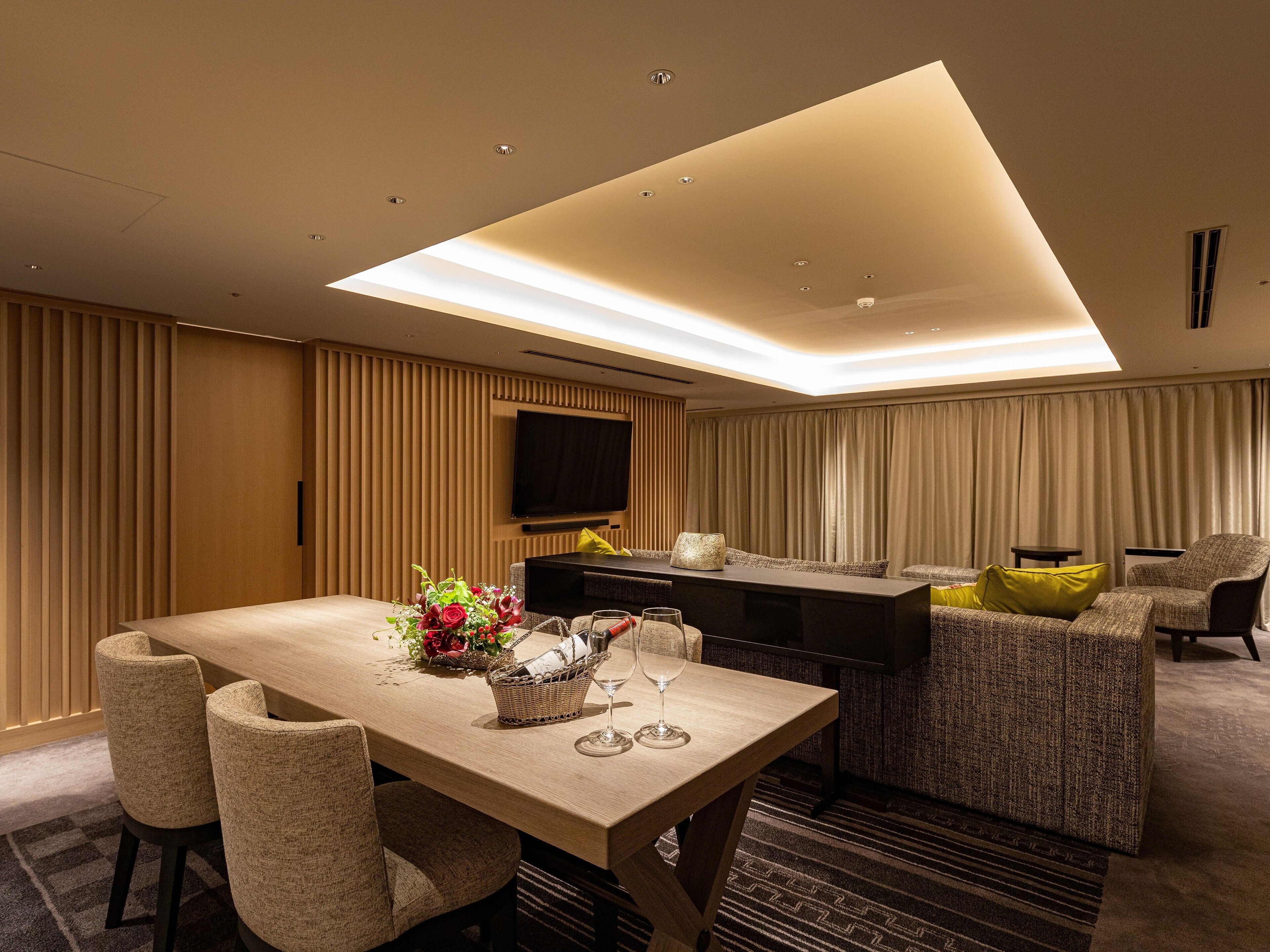 presidential suite, non smoking | minibar, in-room safe, desk, iron/ironing board