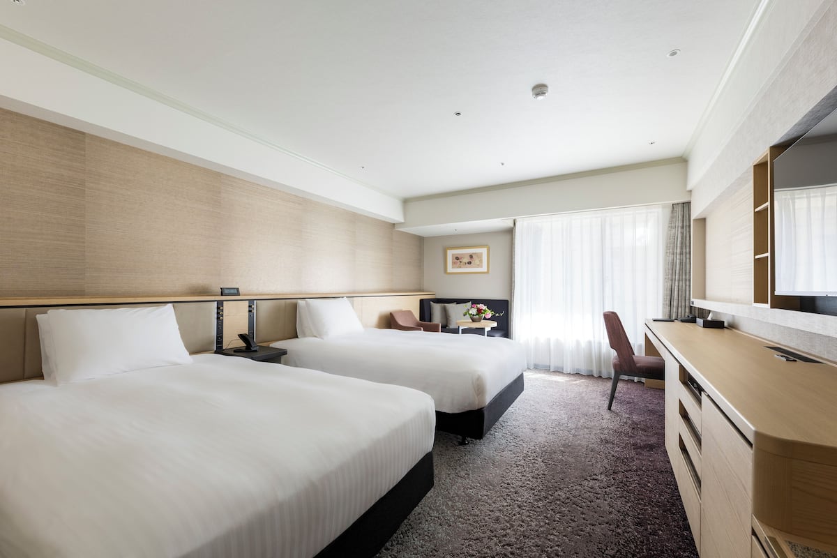 Minibar, coffres-forts dans les chambres, bureau