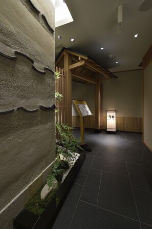 6 間餐廳，供應早餐、午餐和晚餐，法國料理