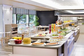6 restaurants, breakfast, lunch, dinner served; French cuisine