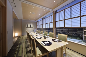 6 restaurants, breakfast, lunch, dinner served; French cuisine
