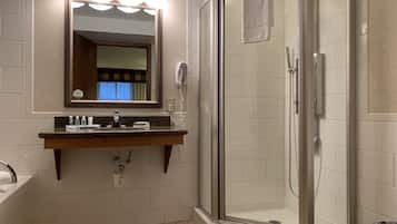 Combined shower/tub, free toiletries, hair dryer, towels
