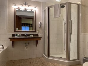 Ensemble baignoire-douche, articles de toilette (gratuits)