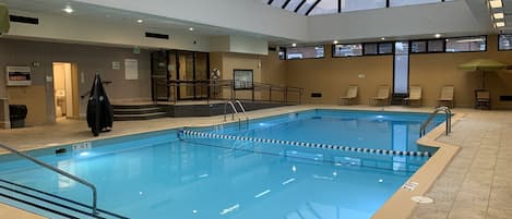 Piscina interna, espreguiçadeiras