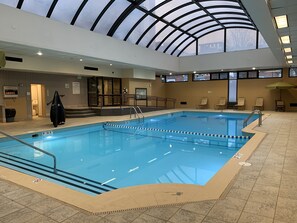 Piscine intérieure, chaises longues