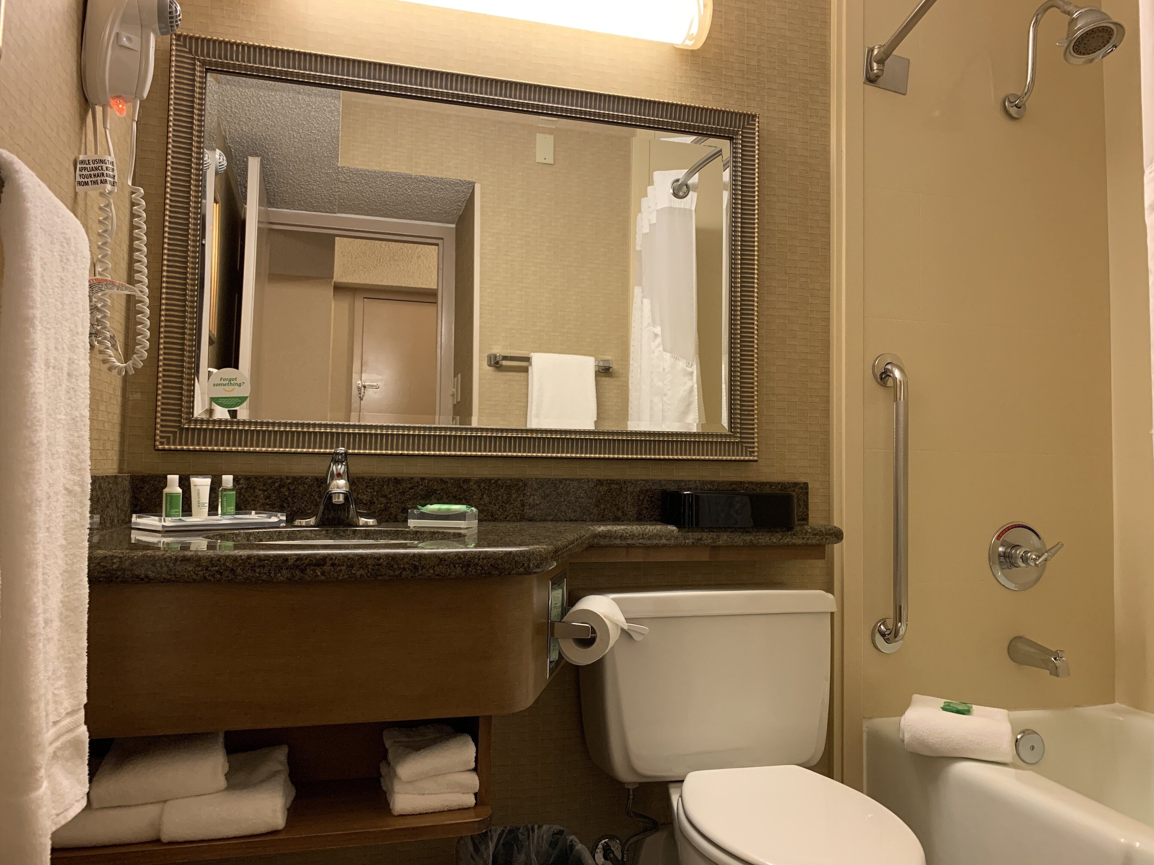 Combined shower/bathtub, free toiletries, hair dryer, towels