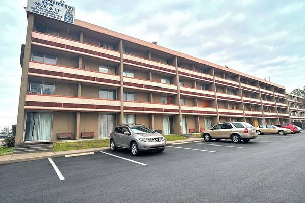 مواقف سيارات مجانية