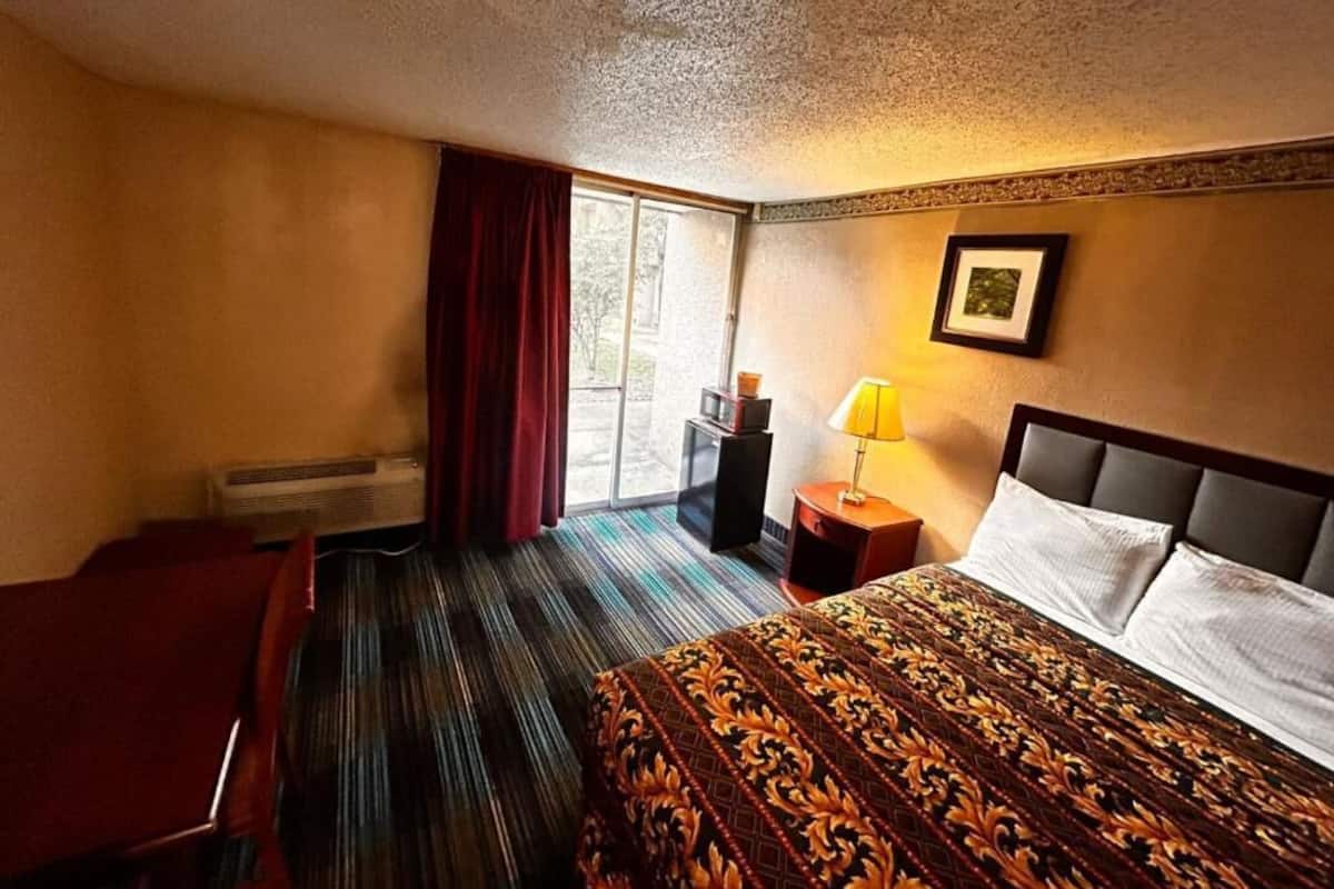 Room, 1 King Bed, Non Smoking | Free WiFi, bed sheets