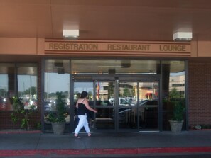 Property entrance - Airport Inn Memphis-Graceland by Hotel O (Memphis)