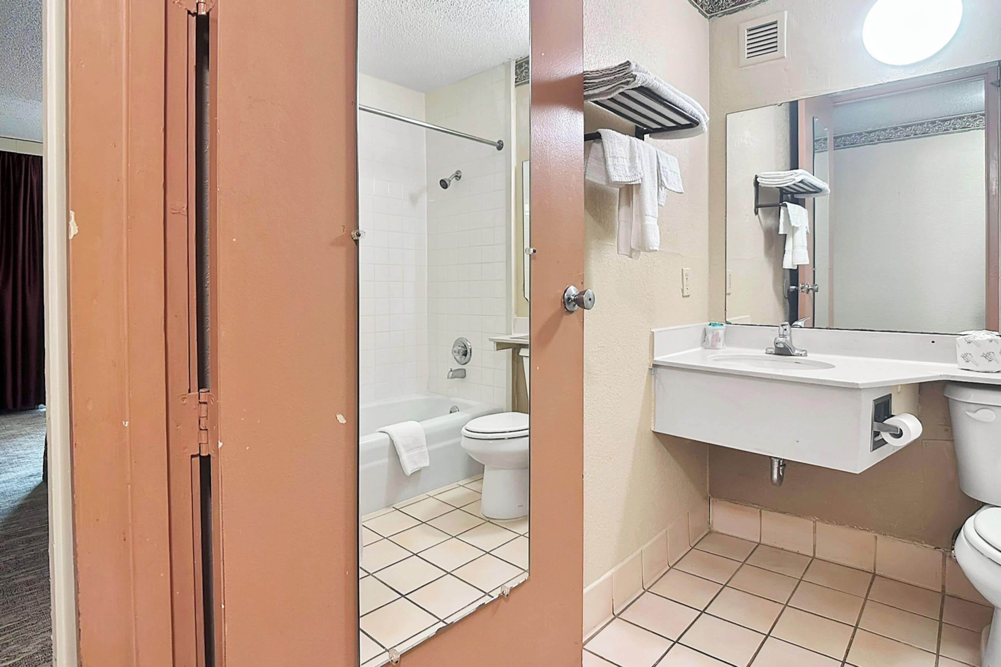 Un baño con bañera, inodoro y lavamanos.
