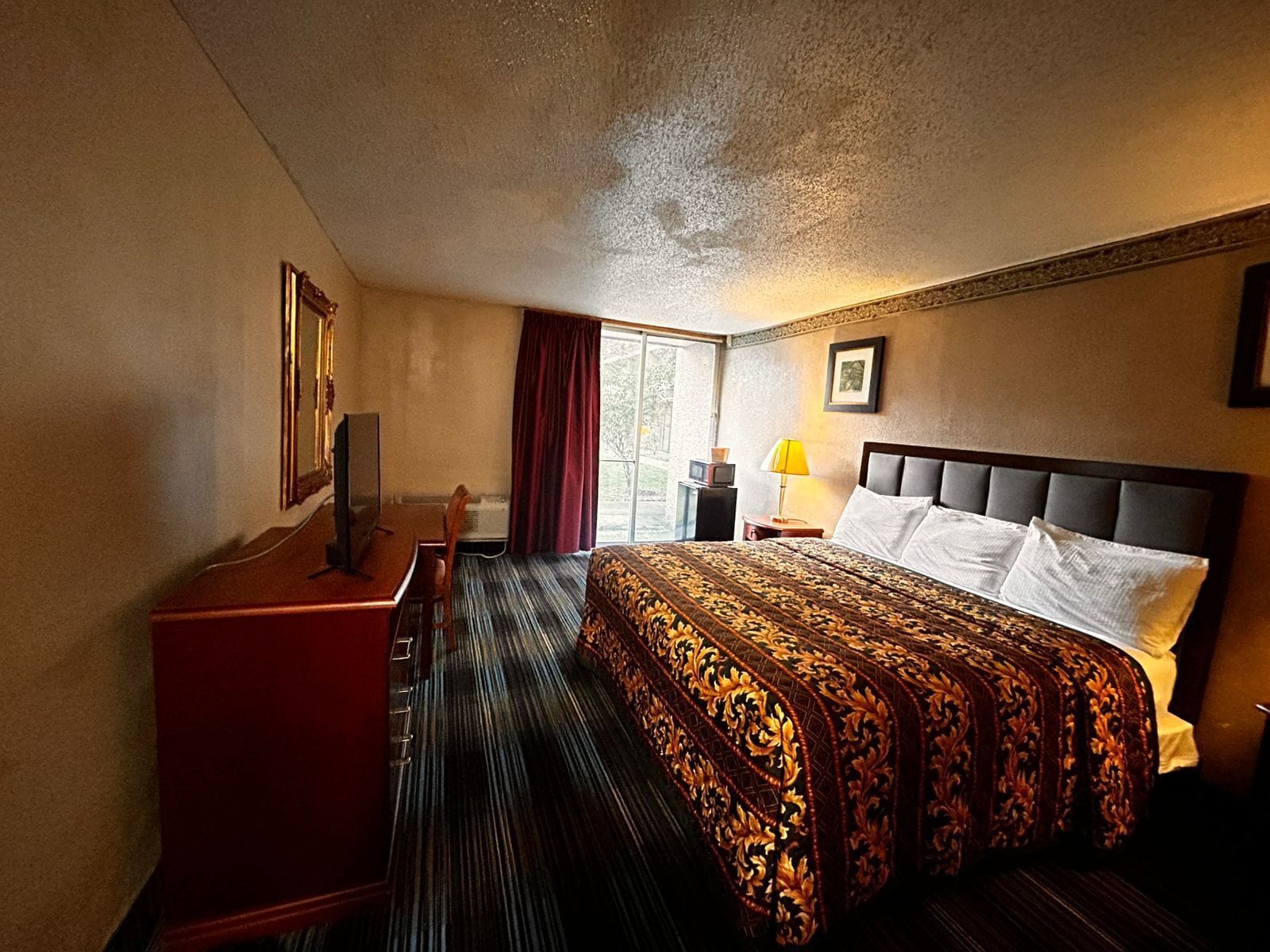 Room, 1 King Bed, Non Smoking (Micfridge) | Free WiFi, bed sheets