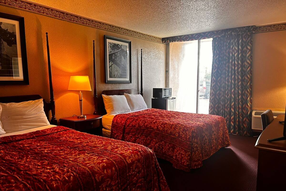 واي فاي مجانًا وملاءات أسرّة