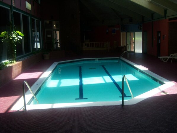 Indoor pool - Airport Inn Memphis-Graceland by Hotel O (Memphis)