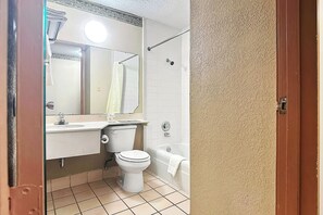 Shower, free toiletries, towels - Airport Inn Memphis Near Graceland By Hotel O (Memphis)