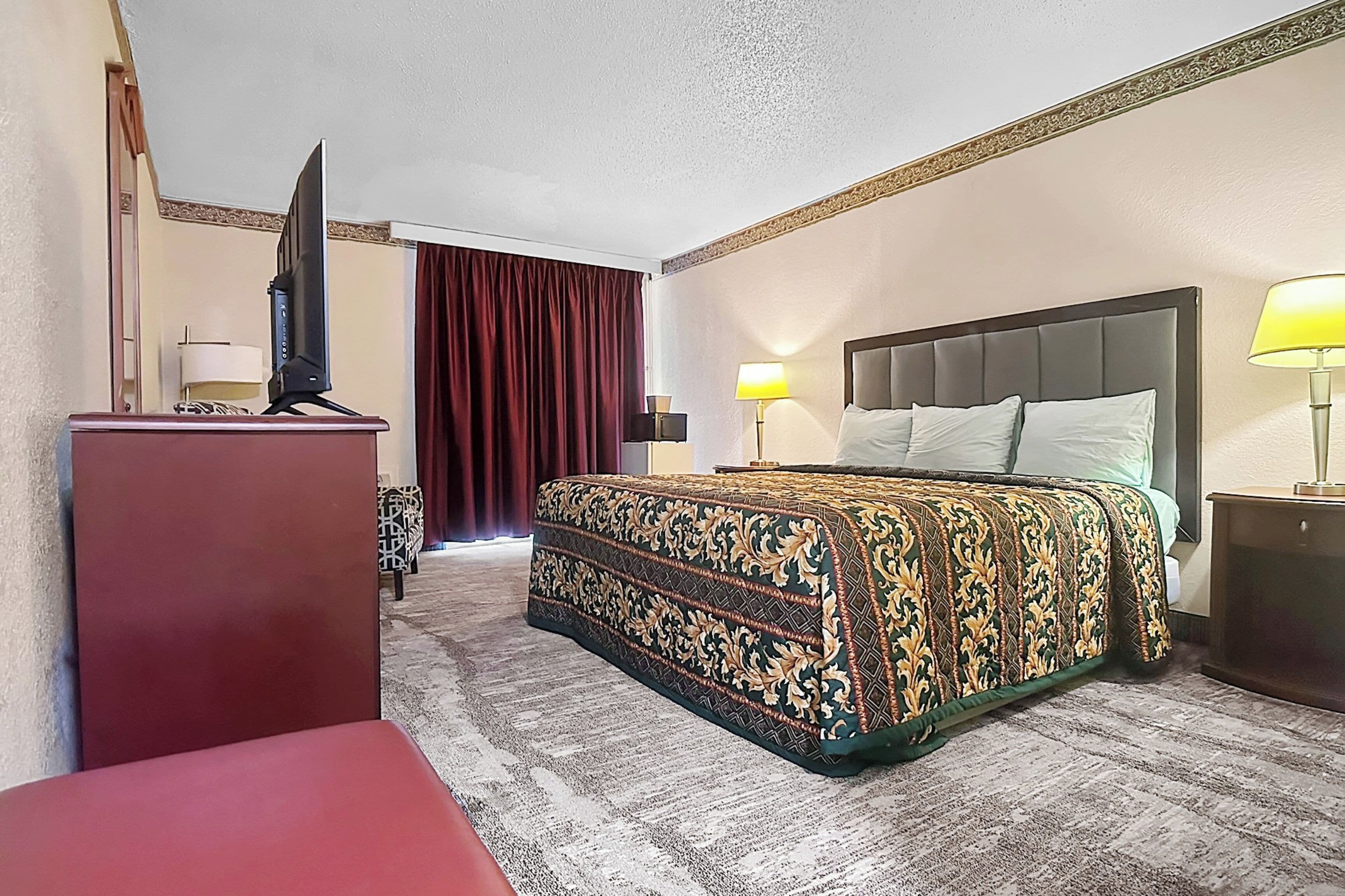 Room, 1 King Bed, Non Smoking | Free WiFi, bed sheets