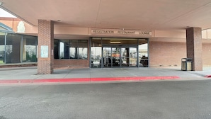 Un edificio con recepción, restaurante y zona de descanso.