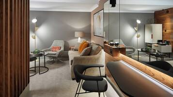 Suite – executive, flere senger | Senger med overmadrass, safe på rommet og skrivebord