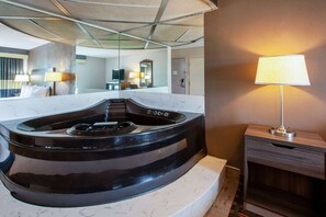 Deluxe Studio Suite, 1 King Bed, Non Smoking | Jetted tub