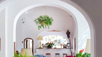 Bar de cocteles, con vista al mar, abre todos los días