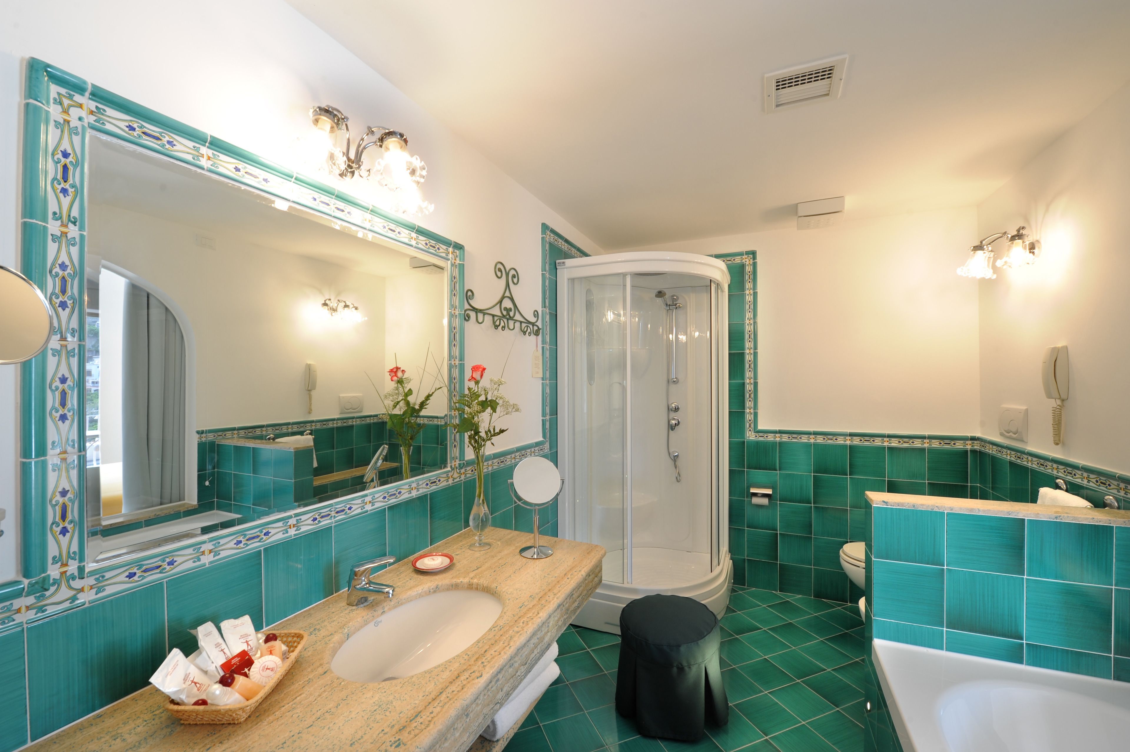 Un baño con un espejo grande, lavabo, ducha y bañera.