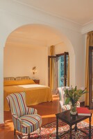 Ropa de cama de alta calidad, colchones con pillow-top y minibar