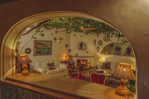 Bar de cocktails, con vista al mar, abre todos los días