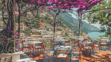 Se sirven desayunos, comidas y cocina mediterránea con vista al mar