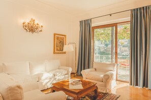 Suite – junior, terrasse, sjøutsikt | Oppholdsområde | En 43-tommers smart-TV med digitale kanaler samt TV og Netflix