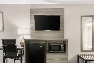 Mobiliario individual, escritorio, tabla de planchar con plancha