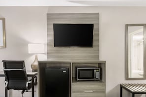 Individually furnished, desk, iron/ironing board, free WiFi