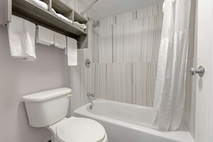 Individually furnished, desk, iron/ironing board, free WiFi