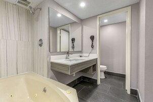 Individually furnished, desk, iron/ironing board, free WiFi