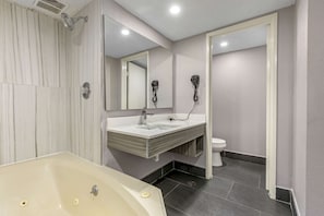 Suite, 1 très grand lit, non-fumeurs | Ameublement personnalisé, bureau, fer et planche à repasser