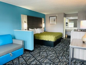 Standard Room, 1 King Bed, Non Smoking | Individually furnished, desk, iron/ironing board, free WiFi
