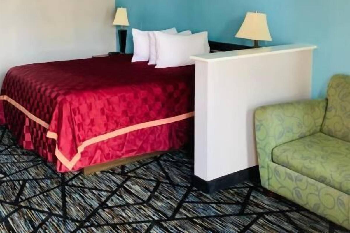 Individually furnished, desk, iron/ironing board, free WiFi