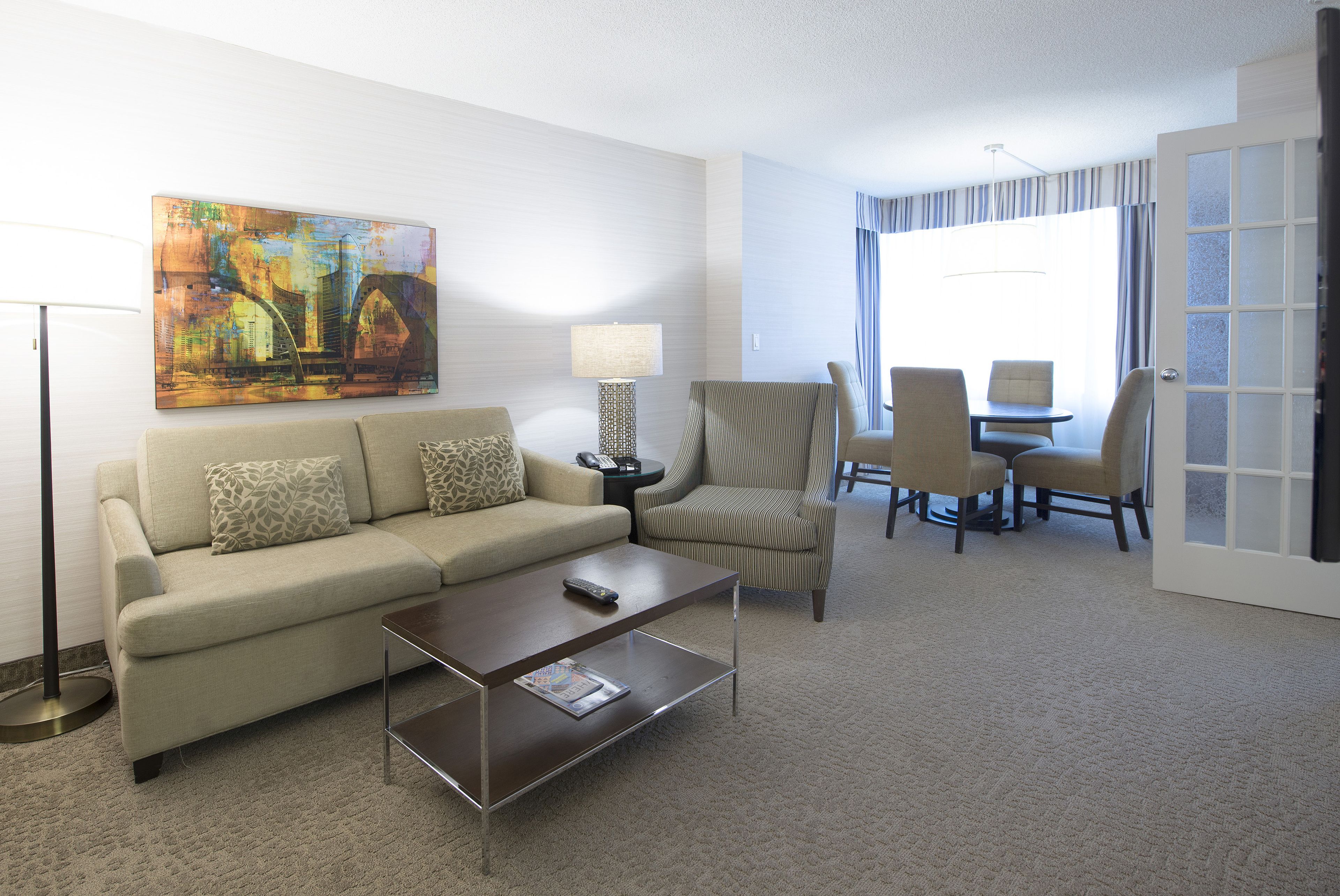 行政套房, 1 張特大雙人床及 1 張梳化床, 行政樓層 | 客廳 | 37 吋LCD 電視連數碼電視頻道、電視、收費電影