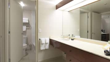 Baignoire et douche séparées, articles de toilette de luxe