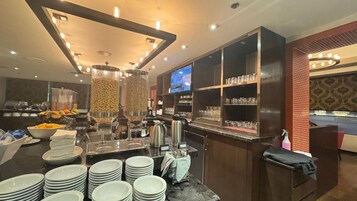 Daily buffet breakfast (CAD 19.15 per person)