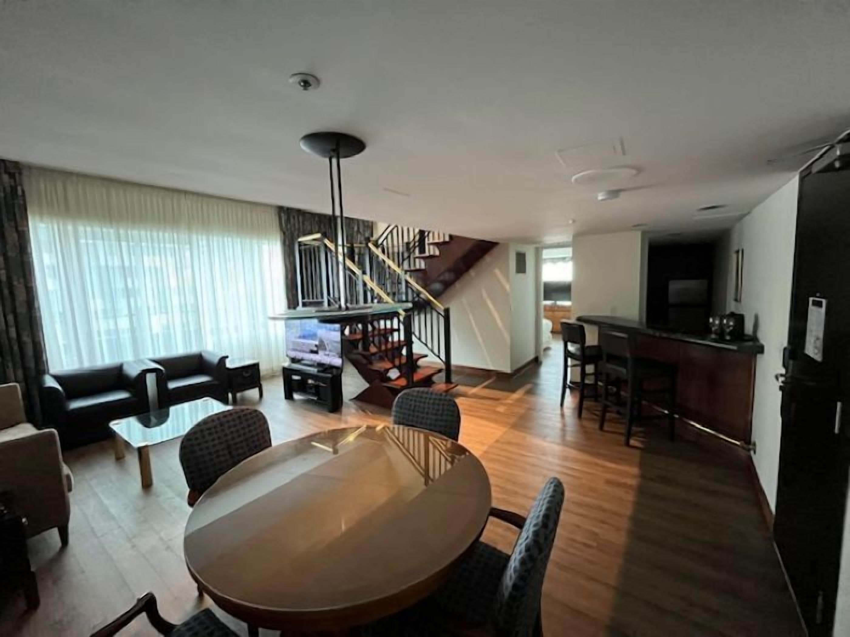 Photo - Cambridge Suites Toronto
